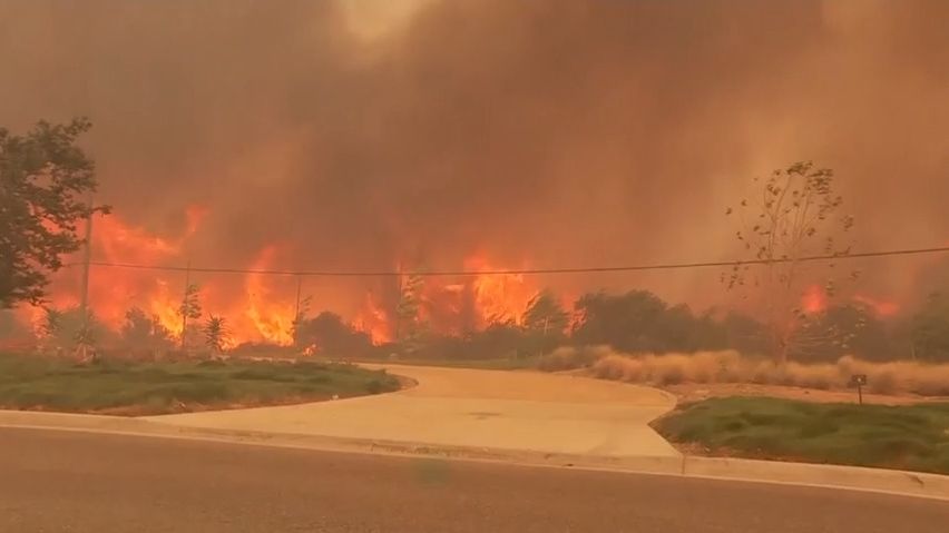Video: Další ohnivé peklo v Kalifornii. Vyhnalo z domovů 100 000 lidí